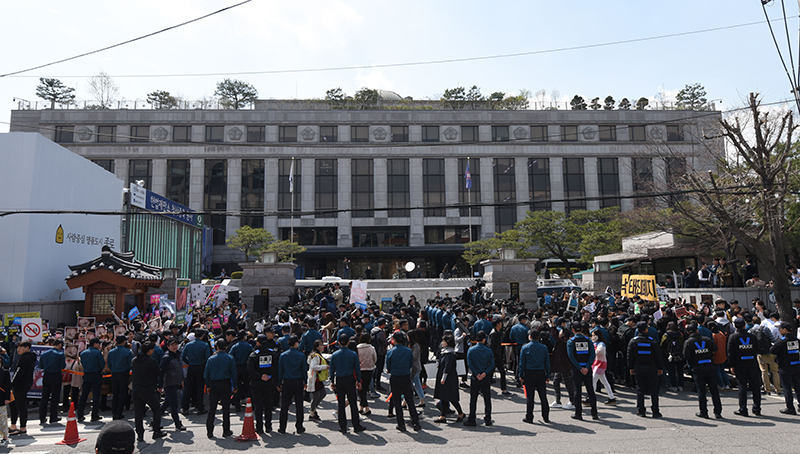 낙태죄 헌법소원 심판 선고일인 11일 오후 서울 종로구 헌법재판소 앞에서 낙태죄 폐지 찬성측과 반대측 단체 회원들이 피켓을 들고 각각 구호를 외치고 있다.