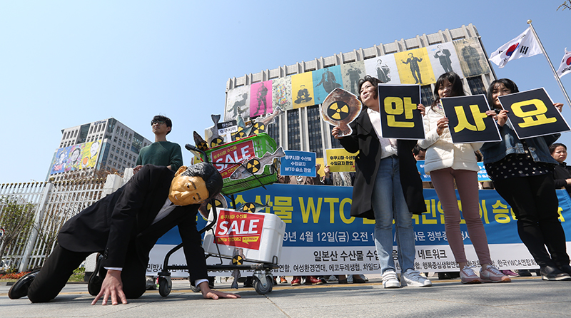 일본산 수산물 수입 대응 시민 네트워크 회원들이 12일 오전 서울 세종로 정부서울청사 앞에서 일본 후쿠시마 방사능 수산물 분쟁에서 WTO 승소를 환영하며 후쿠시만산 수산물 수입 반대 퍼포먼스를 하고 있다.