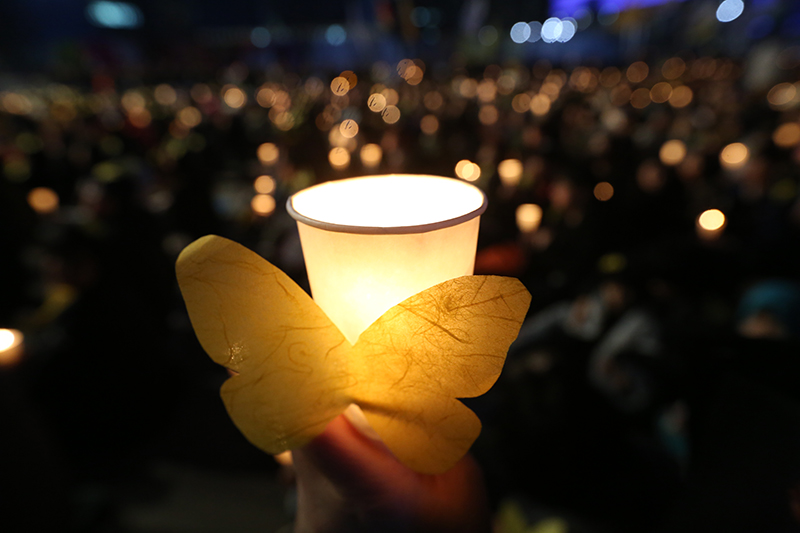 세월호 참사 5주기를 사흘 앞둔 13일 서울 종로구 광화문 광장에서 열린 세월호 참사 5주기 기억문화제 '기억, 오늘에 내일을 묻다'에서 참석자들이 촛불을 밝히고 있다