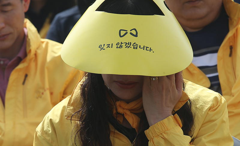 경기 안산시 단원구 화랑유원지에서 열린 세월호 참사 5주기 기억식 행사에서 단원고 유가족들이 눈물을 흘리고 있다. (자료사진)