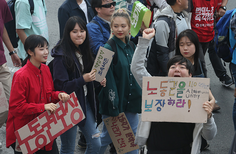 노동절인 1일 오후 서울시청 앞 광장에서 민주노총 주최로 열린 2019 세계 노동절 대회를 마친 참가자들이 구호를 외치며 청와대로 행진하고 있다. 이날 이들은 국제노동기구(ILO) 핵심협약의 조속한 비준, 노동법 개악 저지, 재벌 구조 해체 등을 촉구했다.