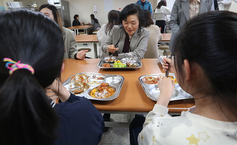 이희숙 서울 은빛초등학교 교장이 25일 오후 서울 은평구 은빛초등학교 식당에서 아이들과 식사를 하고 있다.