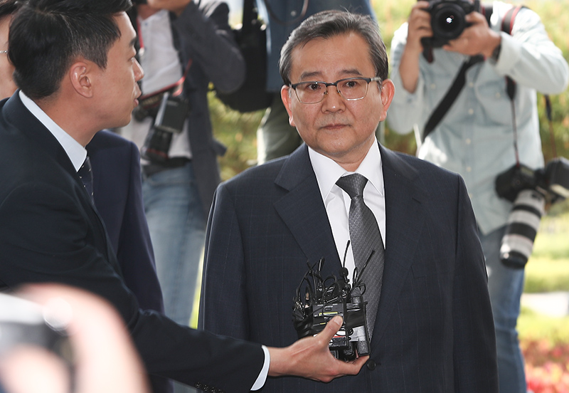 뇌물수수·성범죄 의혹을 받는 김학의 전 법무부 차관이 피의자 신분으로 김학의 전 법무부 차관 사건 검찰수사단에서 조사를 받기 위해 9일 오전 서울 송파구 서울동부지검으로 소환되고 있다.