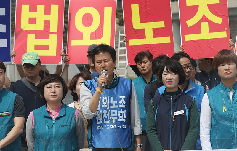 전국교직원노동조합(전교조) 권정오 위원장이 10일 오후 서울 종로구 청와대 사랑채 앞에서 법외노조 취소-해고자 원직복직 등을 요구하는 1박2일 청와대 앞 노숙투쟁 기자회견에서 발언을 하고 있다.