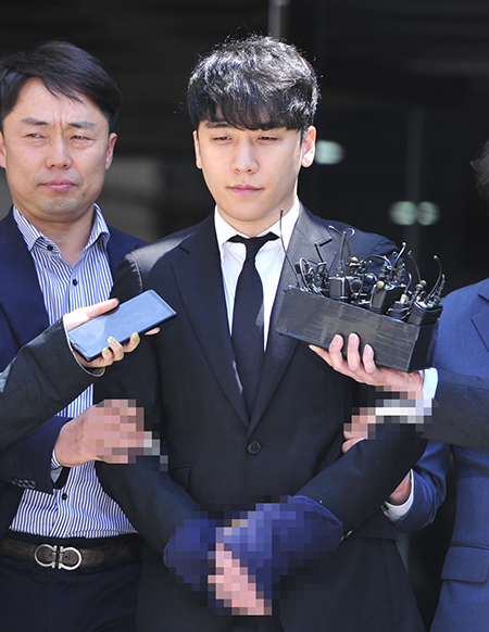 외국인 투자자 일행에게 성매매를 알선하고 클럽 버닝썬의 자금을 횡령한 혐의로 구속영장이 청구된 그룹 빅뱅 전 멤버 승리가 14일 오전 서울 서초구 서울중앙지방법원에서 구속 전 피의자심문(영장실질심사)을 마친 뒤 포승줄을 하고 경찰호송차량으로 향하고 있다.
