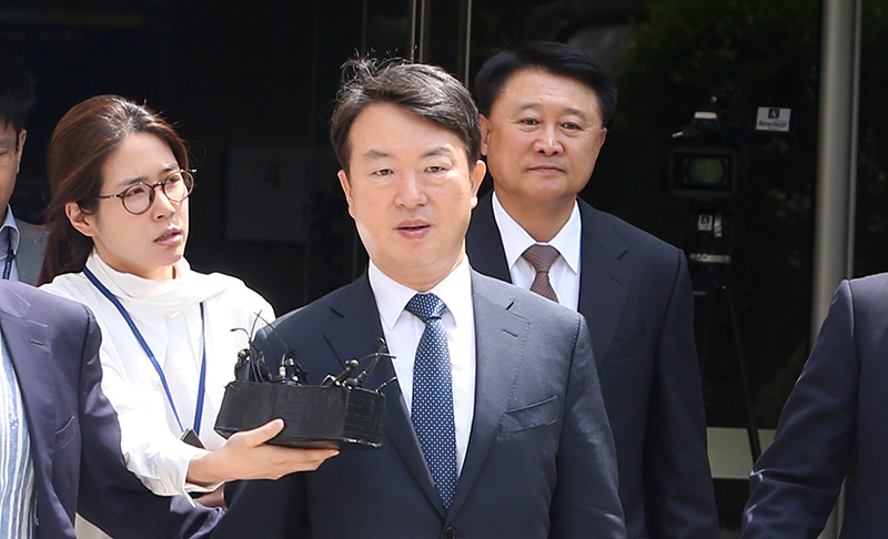 박근혜 정권 시절 국회의원 선거에 불법 개입한 혐의(공직선거법 위반)를 받는 강신명·이철성 전 경찰청장이 15일 오전 서울 서초구 서울중앙지방법원에서 열린 구속 전 피의자 심문(영장실질심사)을 마친 뒤 나오고 있다. 이들은 포승줄은 하지 않았다.