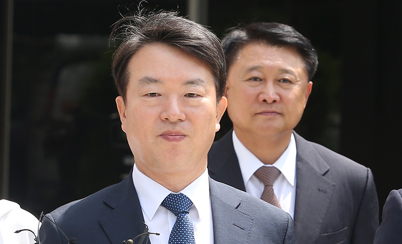 박근혜 정권 시절 국회의원 선거에 불법 개입한 혐의(공직선거법 위반)를 받는 강신명·이철성 전 경찰청장이 15일 오전 서울 서초구 서울중앙지방법원에서 열린 구속 전 피의자 심문(영장실질심사)을 마친 뒤 나오고 있다. 이들은 포승줄은 하지 않았다.