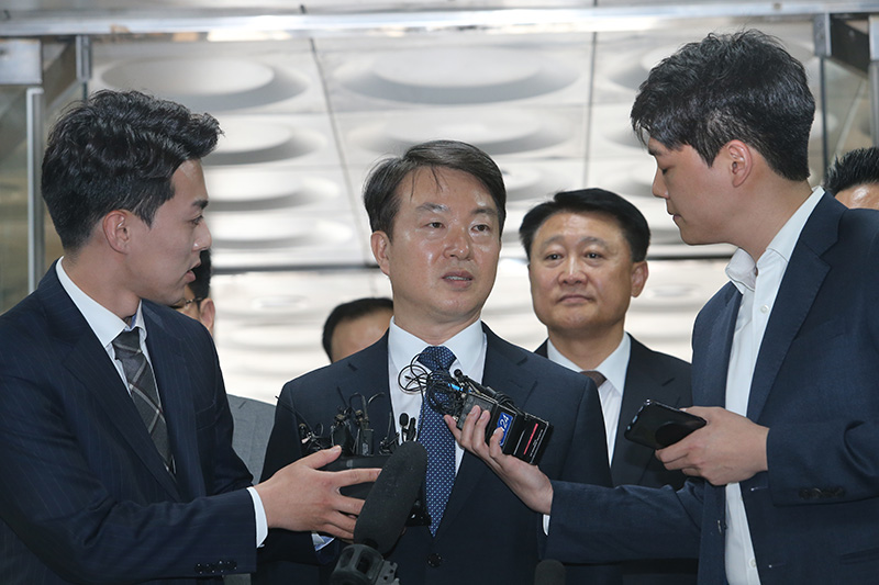 박근혜 정권 시절 국회의원 선거에 불법 개입한 혐의(공직선거법 위반)를 받는 강신명·이철성 전 경찰청장이 15일 오전 서울 서초구 서울중앙지방법원에서 열리는 구속 전 피의자 심문(영장실질심사)에 출석하며 취재진의 질문에 답하고 있다.