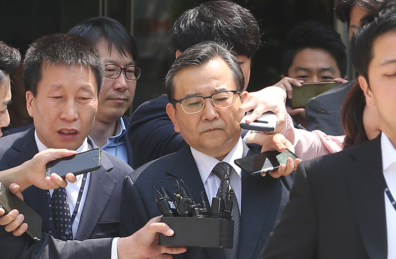 건설업자 윤중천 씨 등으로부터 1억6천여만 원의 뇌물을 수수한 혐의와 성범죄 의혹을 받는 김학의 전 법무부 차관이 16일 오전 서울 서초구 서울중앙지방법원에서 열린 구속 전 피의자 심문(영장실질심사)을 마친 뒤 검찰 호송차량으로 향하고 있다.