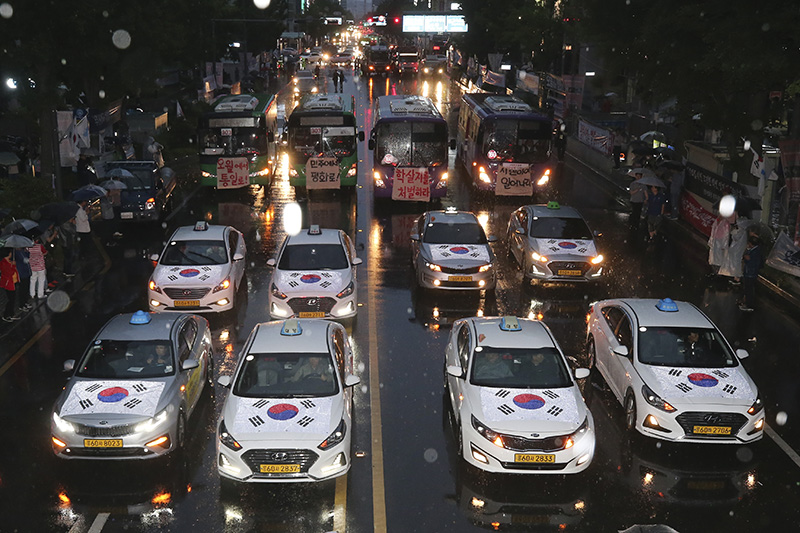 5·18민주화운동 기념일을 하루 앞둔 17일 오후 광주 동구 금남로 일대에서 태극기를 단 택시와 버스가 39주년 전야제가 열리는 5.18민주광장으로 향하고 있다. 2019.05.17
