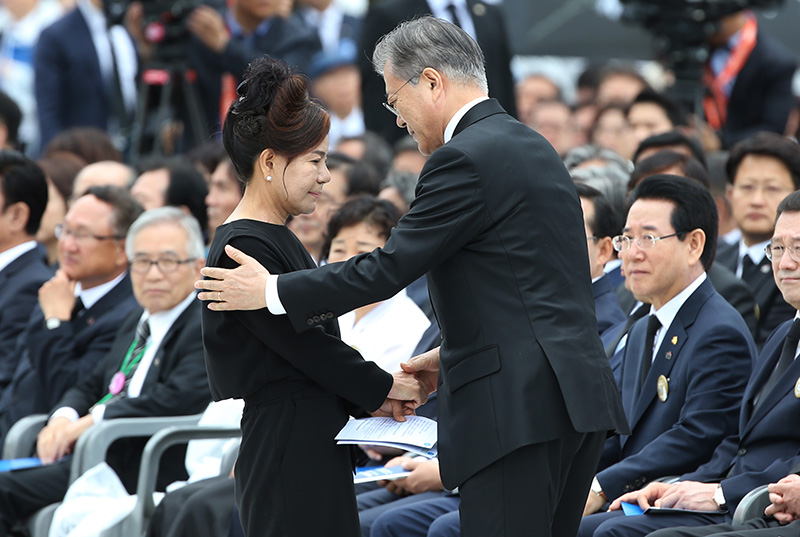 문재인 대통령이 18일 오전 광주 북구 국립5·18민주묘지에서 열린 '제39주년 5·18민주화운동 기념식'에서 5·18 당시 가두방송을 했던 박영순 씨를 위로하고 있다.