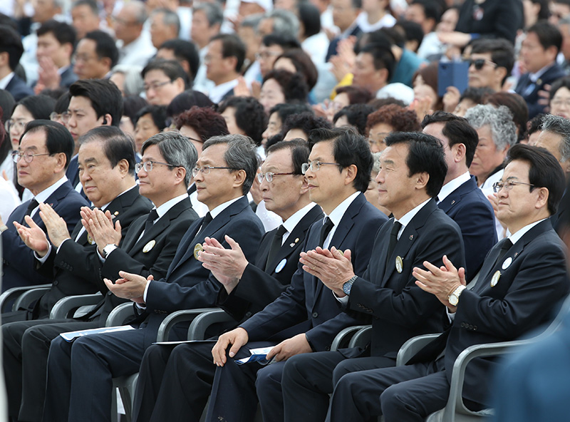 자유한국당 황교안 대표가 18일 오전 광주 북구 국립5·18민주묘지에서 열린 '제39주년 5·18민주화운동 기념식'에서 문재인대통령 연설에 박수를 치지 않고 있다.
