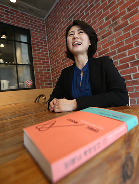 '연애도 계약이다' 저자 박수빈 민변 변호사가 17일 오전 서울 서초구 모 카페에서 민중의소리 기자와 인터뷰를 하고 있다.