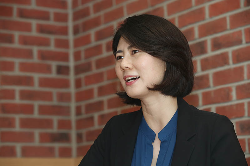 '연애도 계약이다' 저자 박수빈 민변 변호사가 17일 오전 서울 서초구 모 카페에서 민중의소리 기자와 인터뷰를 하고 있다.