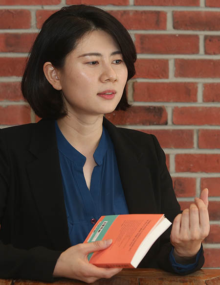 '연애도 계약이다' 저자 박수빈 민변 변호사가 17일 오전 서울 서초구 모 카페에서 민중의소리 기자와 인터뷰를 하고 있다.