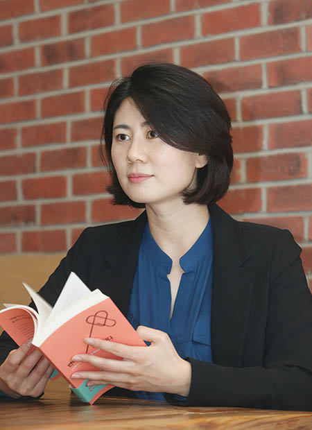 '연애도 계약이다' 저자 박수빈 민변 변호사가 17일 오전 서울 서초구 모 카페에서 민중의소리 기자와 인터뷰를 하고 있다.