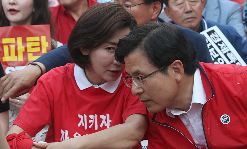 자유한국당 황교안 대표와 나경원 원내대표가 25일 오후 서울 종로구 세종문화회관 앞에서 열린 ‘문재인 STOP, 국민이 심판합니다!’ 규탄대회에서 이야기를 나누고 있다.