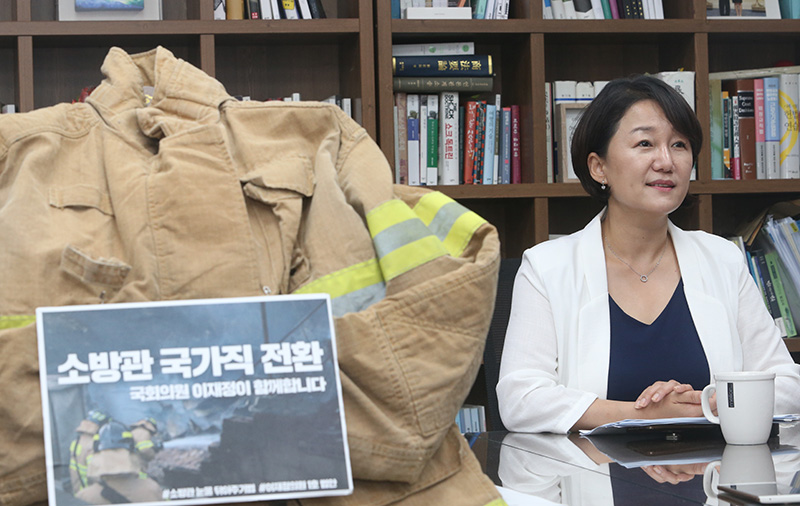 이재정 더불어민주당 의원이 27일 오후 서울 여의도 국회의원회관 의원실에서 소방공무원 국가직 전환 문제 등 여러 현안과 관련해 민중의소리 기자와 인터뷰를 하고 있다.