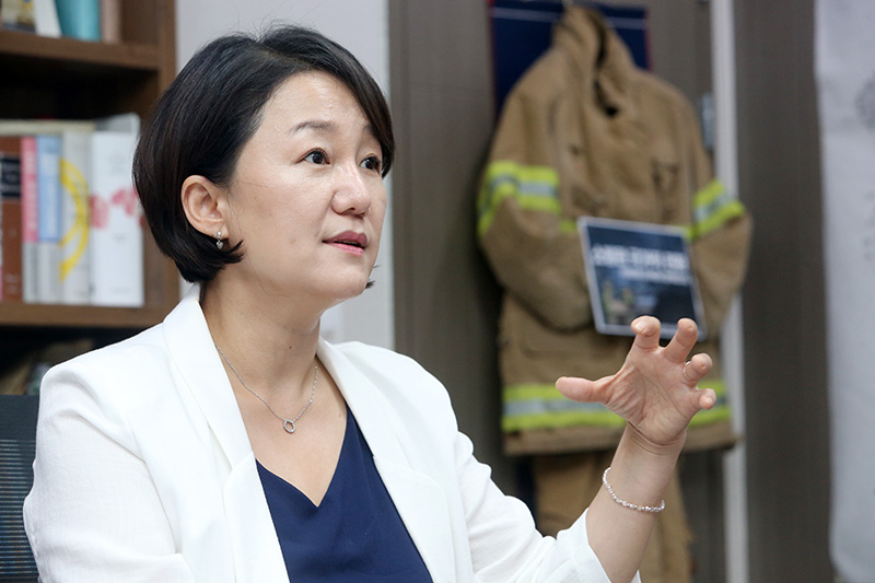 이재정 더불어민주당 의원이 27일 오후 서울 여의도 국회의원회관 의원실에서 소방공무원 국가직 전환 문제 등 여러 현안과 관련해 민중의소리 기자와 인터뷰를 하고 있다.