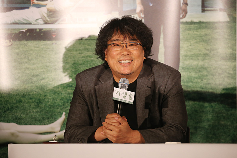 28일 오후 서울 용산구 CGV용산아이파크몰에서 열린 영화 '기생충'(감독 봉준호) 언론 시사회에서 봉준호 감독이 취재진의 질문에 답하고 있다. 2019.05.28