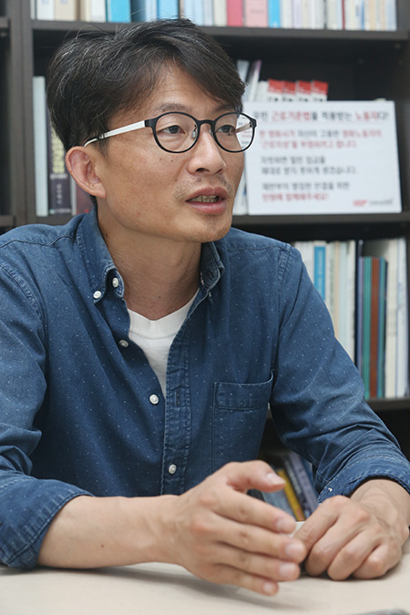 안병호 전국영화산업노동조합 위원장이 30일 오후 서울 충무로 전국영화산업노동조합 사무실에서 민중의소리와 인터뷰를 하고 있다. 2019.05.30
