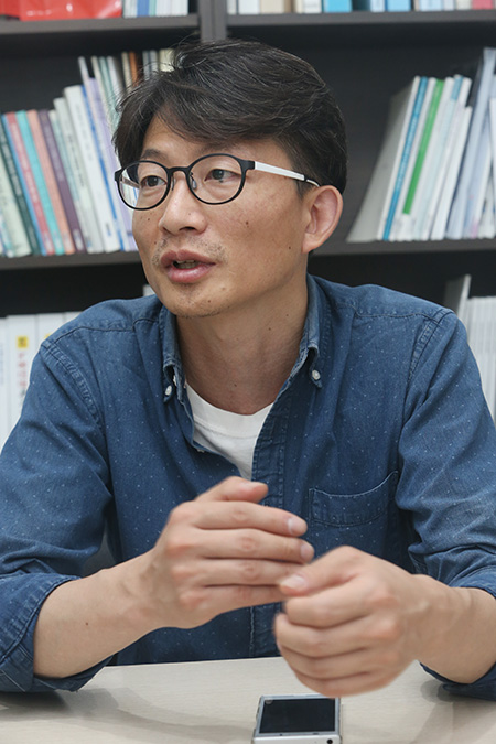 안병호 전국영화산업노동조합 위원장이 30일 오후 서울 충무로 전국영화산업노동조합 사무실에서 민중의소리와 인터뷰를 하고 있다. 2019.05.30