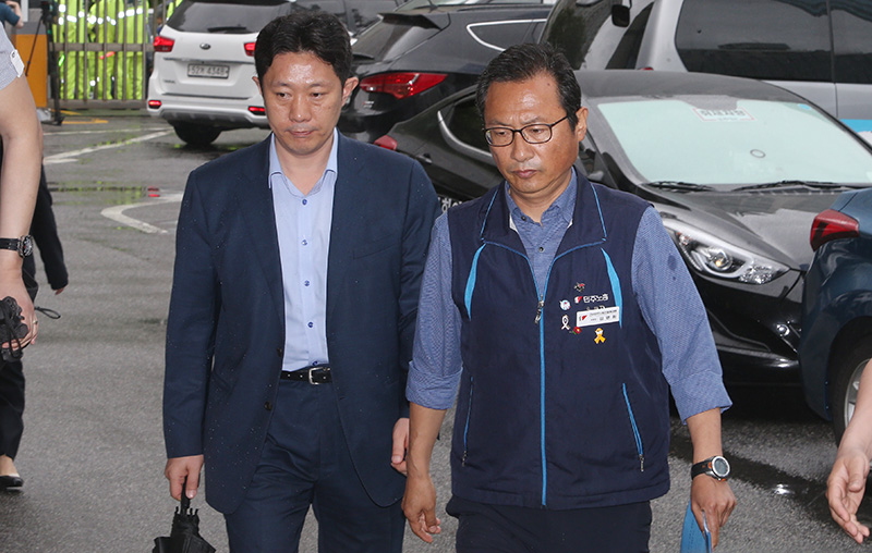 김명환 전국민주노동조합총연맹(민주노총) 위원장이 7일 오전 서울 영등포경찰서에서 조사를 받기 위해 이동하고 있다. 2019.06.07