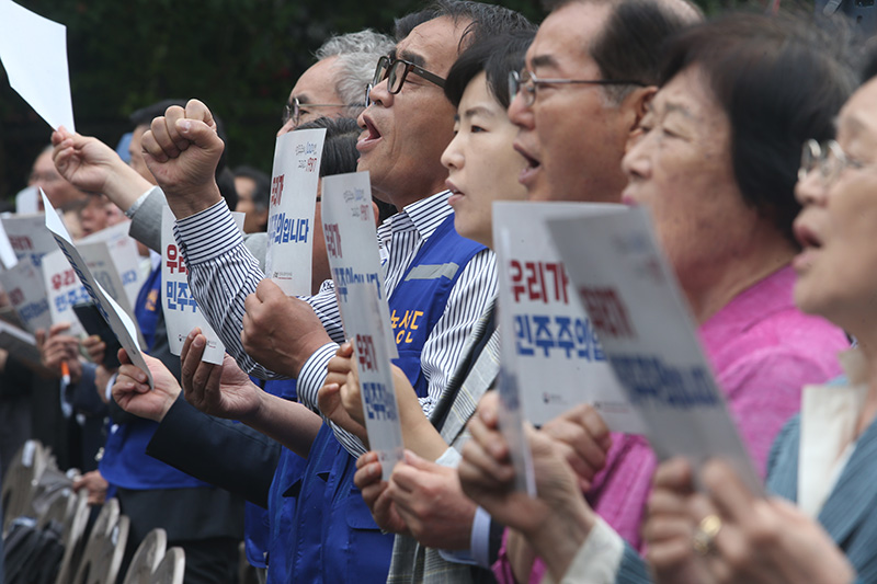 10일 오전 서울 용산구 민주인권기념관(옛 남영동 대공분실)에서 열린 제32주년 6.10 민주항쟁 기념식에서 참석자들이 ‘우리가 민주주의입니다’라고 적힌 손피켓을 들고 노래를 부르고 있다. 2019.06.10