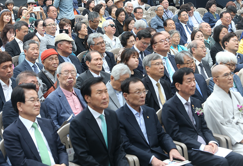 10일 오전 서울 용산구 민주인권기념관(옛 남영동 대공분실)에서 제32주년 6.10 민주항쟁 기념식이 열리고 있다. 정당 대표들이 맨 앞줄에 앉아 있고 고 이한열 열사의 어머니 배은심 여사는 뒤편 먼 자리에 앉아 있다. 2019.06.10