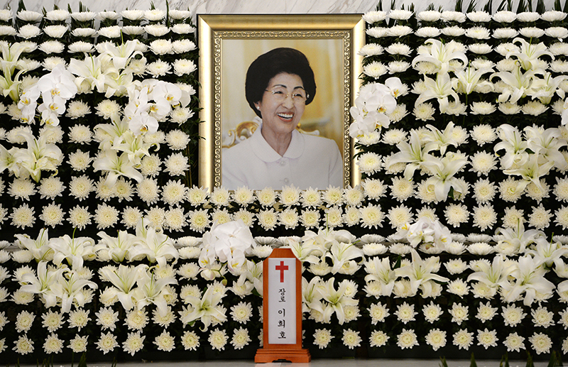 11일 오전 서울 서대문구 신촌동 세브란스병원 장례식장에 마련된 고 이희호 여사의 빈소에 고인의 영정이 놓여 있다. 2019.06.11