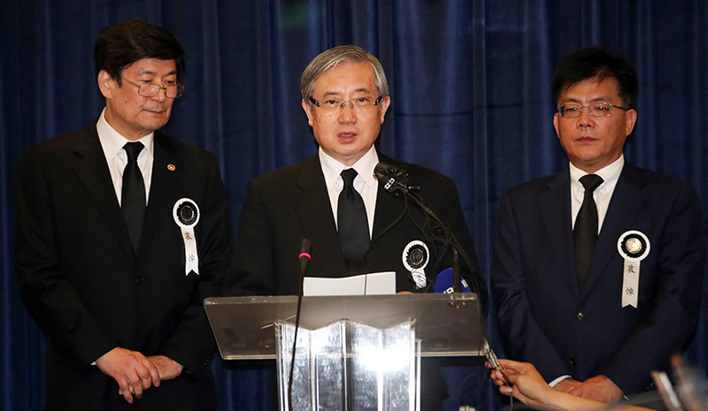 고 이희호 여사 장례위원회 집행위원장을 맡은 김성재 김대중평화센터 상임이사가 11일 오전 이 여사 빈소가 마련된 서울 신촌 세브란스병원에서 기자회견을 열고 고인의 유언과 장례계획을 발표하고 있다. 2019.6.11