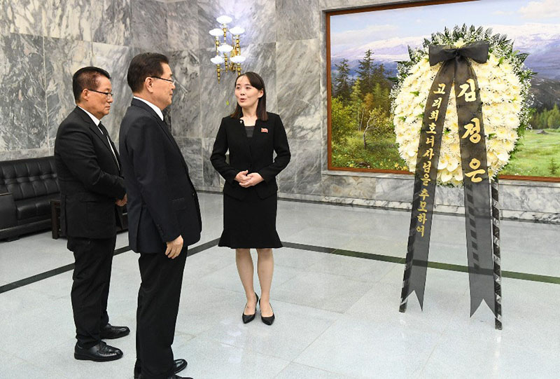 김여정 북한 노동당 제1부부장이 12일 판문점 북측 지역인 통일각에서 정의용 청와대 국가안보실장(오른쪽 두 번째)과 박지원 민주평화당 의원에게 고 이희호 여사를 애도하는 김정은 국무위원장의 조화를 전달하고 있다.