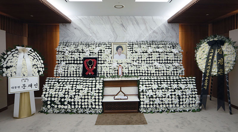 12일 오후 서울 서대문구 신촌 세브란스병원 장례식장에 마련된 고 이희호 여사 빈소에 문재인 대통령과 김정은 북한 국무위원장의 조화가 놓여 있다.