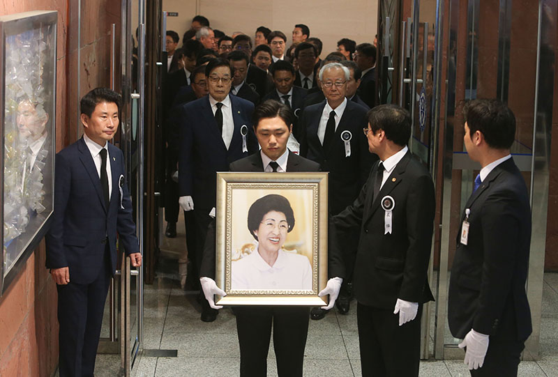 14일 오전 서울 서대문구 신촌 세브란스병원 장례식장에서 고 이희호 여사의 발인이 엄수되고 있다. 영정을 든 고인의 손자 김종대 씨(김홍업 전 의원 장남)를 선두로 운구행렬이 차량으로 이동하고 있다.