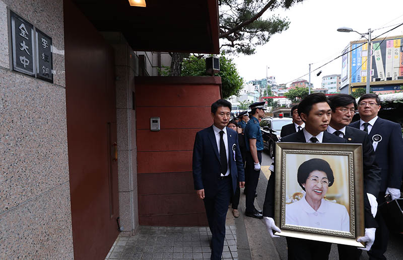 고 이희호 여사 영정이 14일 오전 서울 마포구 동교동 자택에 도착하고 있다. 김대중 전 대통령과 이희호 여사의 공동 문패가 대문 옆에 걸려 있다.