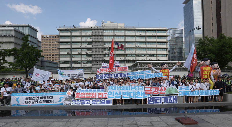 진보대학생넷, 청년민중당, 한국청년연대가 15일 오후 서울 종로구 미 대사관 앞에서 6.15선언발표 19주년 자주평화 한반도 만들기 청년학생 행진 미국이 문제다  퍼포먼스를 하고 있다. 이들은 용산 국방부에서 행진을 시작했다.