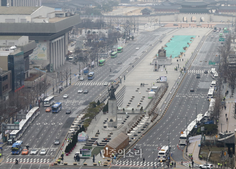 신종 코로나바이러스 감염증(코로나19) 확진환자가 추가발생하고 있는 가운데 1일 서울 세종로 광화문광장이 도심내 집회 금지로 사람이 별로 없다.    2020.03.01