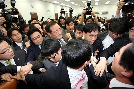 진보개혁진영에서는 곽노현 교육감에 대해 ‘개인기’로 진보 공약을 현실화하기 어려울 것이라고 주장한다. 곽 교육감은 선출이후 ‘거버넌스’구성에 미온적 태도를 보이면서 진보개혁진영에 비판을 받고 있다.