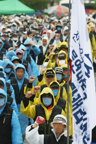 결의대회를 마친 후 1만 2천여명의 참가자들은 중리 4거리 까지 차량으로 이동한 후 고인의 시신이 안치된 대전중앙병원까지 거리 행진을 벌였다.