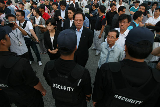지난 2009년 정리해고에 맞선 옥쇄파업이 벌어진 쌍용자동차 평택공장 앞에서 민주노동당 권영길, 홍희덕, 이정희 의원이 경찰과 사측에 항의하고 있다.