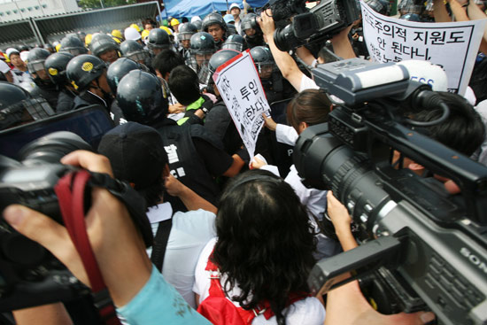 의료진이고 뭐고 다 연행해