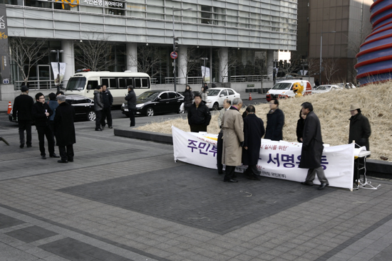 11일 복지포퓰리즘추방국민운동본부 회원들은 다소 썰렁한 분위기 속에서 전면 무상급식 반대 주민투표 청구를 위한 거리서명을 진행했다. 반면 취재진은 50여명이 모여 북새통을 이뤘다.
