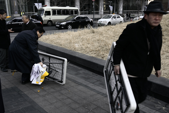 취재진 없다고 해산하는 거리서명