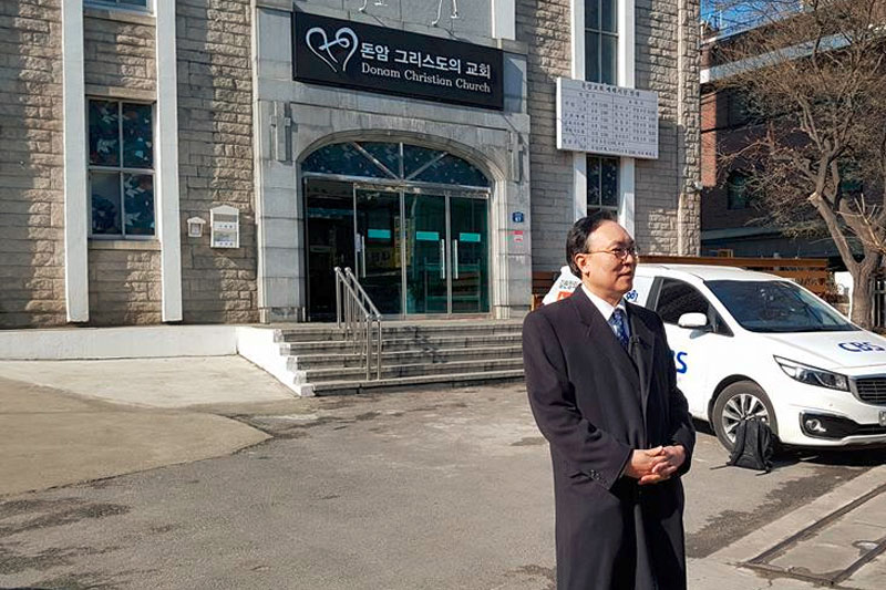 2017년 2월20일 서울 돈압 그리스도의 교회 앞에서 파면 결정에 대한 입장을 밝히고 있는 손원영 교수.