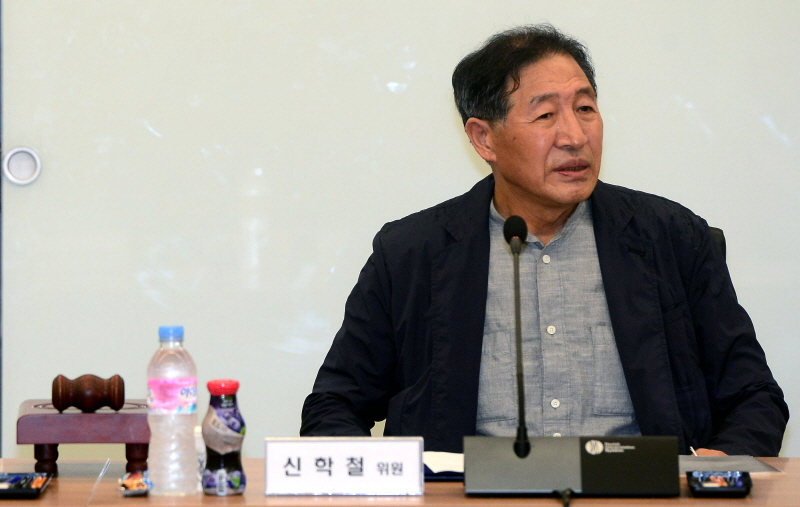 신학철 화가가 지난 7월31일 오전 서울 종로구 국립현대미술관 서울관 국제화상회의실에서 열린 제1차 문화예술계 블랙리스트 진상조사 및 제도개선위원회에 민간위원으로 참석하고 있다.