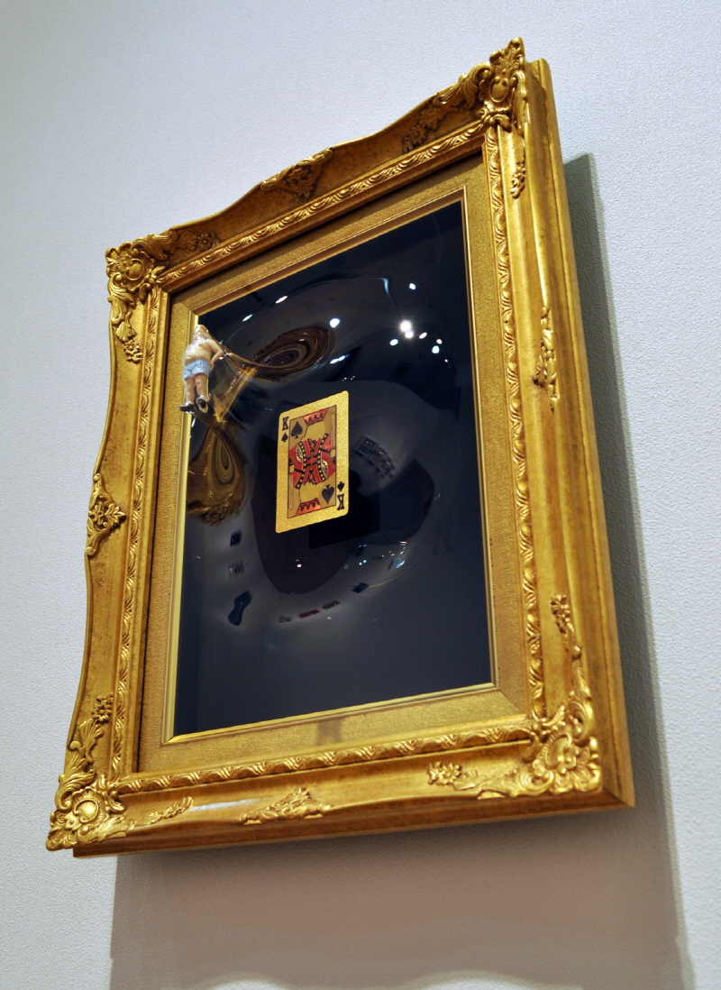Yuki Matsueda_「king's on vacation」_2016_Card,Resin,Acrylic,Wood,Pet_37.5 x 47 x 20 cm