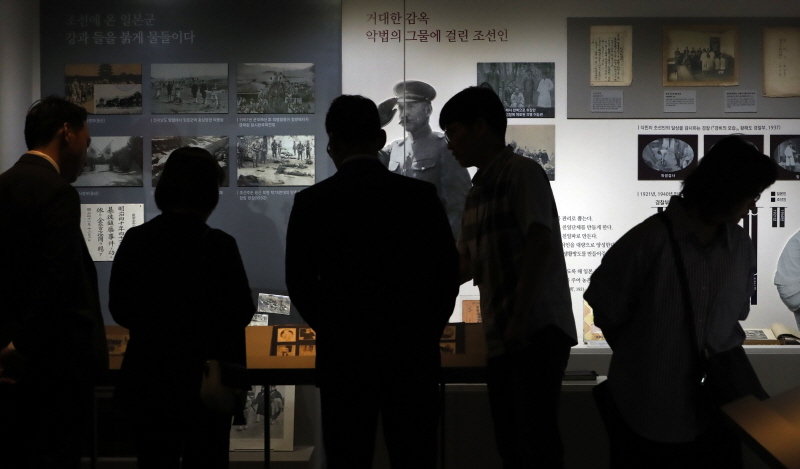 경술국치 108주년을 맞은 29일 서울 용산구 청파로에 개관한 식민지역사박물관에서 시민들이 전시품을 살펴보고 있다