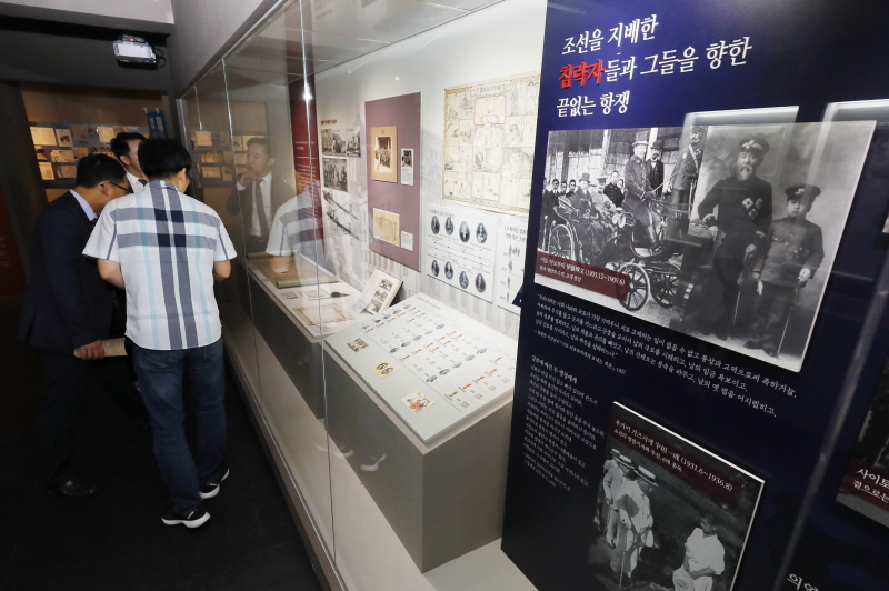 경술국치 108주년을 맞은 29일 서울 용산구 청파로에 개관한 식민지역사박물관에서 시민들이 전시품을 살펴보고 있다. 식민지역사박물관은 독립운동가들의 후손, 시민들의 성금과 자료 기증으로 개관됐다.