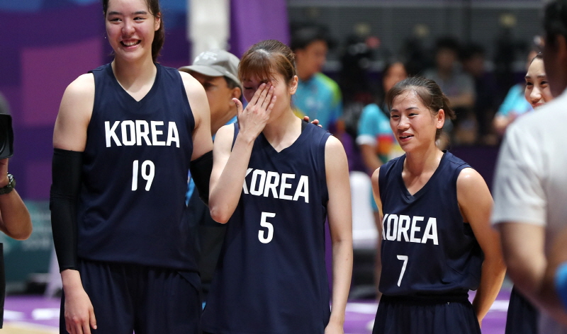 2018 자카르타-팔렘방 아시안게임 여자농구 준결승 남북단일팀과 대만의 경기가 열린 30일(현지시각) 오전 인도네시아 자카르타 겔로라 붕 카르노(GBK) 이스토라경기장에서 대만에 승리를 거둔 남북단일팀 박혜진이 장미경(북측), 박지수와 함께 눈물을 흘리고 있다.