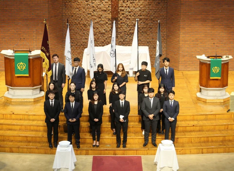 장신대 학생들은 지난 8월28일 교내 한경직기념예배당에서 2학기 개강예배룰 마친 뒤 학생비상총회를 열고 명성교회 세습에 반대하며 동맹휴업을 결의했다.이날 학생들은 항의 차원에서 검은색 옷을 입었다.